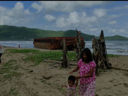 Diterjang Cuaca Ekstrem, Kapal Tongkang Trans Jawa Terdampar di Pacitan