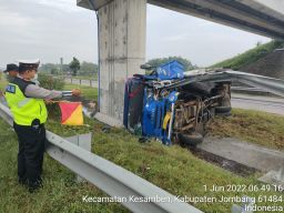 Truk Tangki Pengangkut Solar Terguling di Tol Jombang-Mojokerto