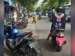 Viral Emak-emak Berdaster di Lamongan Naik Motor, Nopol Ditutup Celana Dalam