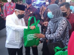 Bagikan Sajadah untuk Warga Mojokerto, Wapres Ma'ruf Amin: Dipakai Salat Tahajud