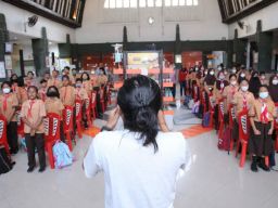 Mendongeng, Cara Kaum Milenial Ceritakan Bung Karno dan Surabaya pada Siswa SD