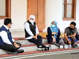 Sepatu dan Bunga, Potret Kesederhanaan Gubernur Jatim Khofifah Indar Parawansa