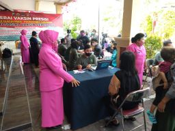 Sambut HUT Bhayangkara ke-76, Polsek Dukuh Pakis Gelar Jalan Sehat hingga Vaksin