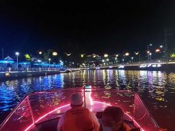 Foto: Menikmati Gemerlap Wisata Air Kalimas Surabaya Malam Hari