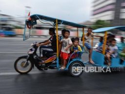 Odong-Odong Terpental 10 Meter Dihantam Kereta Api, 9 Orang Tewas