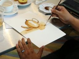 Artotel TS Suite Surabaya Ajak Jurnalis Melukis Menggunakan Media Kopi