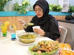 Menikmati Gulai Ikan Salmon di Resto Bebek Joss Gandos Surabaya
