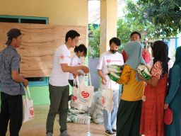 Komunitas Hati Harapan Berbagi Ratusan Sembako untuk Warga Persisir Sidoarjo