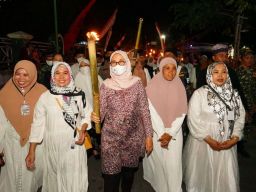 Sambut Tahun Baru Hijriah, Bupati Ipuk Jalan Keliling Pawai Obor Bareng Warga