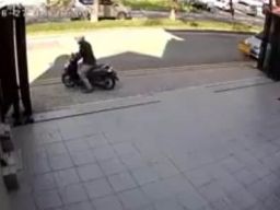 2 Aksi Curanmor di Surabaya Terekam CCTV, Scoopy dan Beat Raib