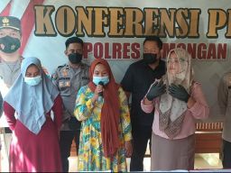 Emak-emak Tutup Nopol Pakai Celana Dalam, Jadi Duta ETLE Polres Lamongan