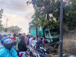 Polisi Ungkap Penyebab dan Identitas Sopir Truk Fuso Seruduk Rumah di Pamekasan