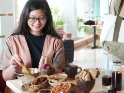 Mahasiswa UK Petra Surabaya Olah Ampas Kopi Jadi Pewarna Alami