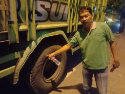 Jatuh Terpeleset, Wanita Pemotor asal Surabaya Tewas Terlindas Truk di Jombang