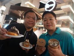 Merasakan Sensasi Nyemil Donat Kekinian Ciptaan Dua Anak Muda di Surabaya