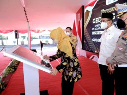 Resmikan Gedung Baru, Khofifah Minta Bapenda Jatim Makin Mudah Diakses Warga