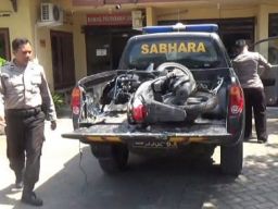 Kabur Usai Beraksi, Motor Pencuri Burung Diseruduk Mobil Masuk Parit di Jombang