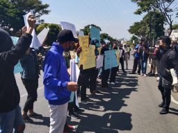Jelang Sidang Tuntuan JEP, Kejari Kota Batu Ramai Unjuk Rasa