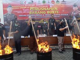 Kejari Pasuruan Musnahkan Barang Bukti Senilai Rp2 Miliar