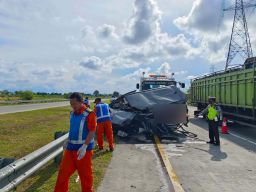 Pilihan Pembaca: Innova Tabrak Truk, Loncat dari Suramadu, Pikap Terguling