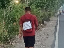 Idolakan Bupati Anna, Pria Ini Jalan Kaki dari Malang ke Bojonegoro