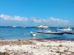 Tanpa Dermaga, Kapal Perintis Jemput Penumpang di Tengah Laut Pagerungan Sumenep