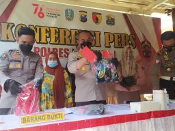 Tutupi Plat Nomor Kendaraan Pakai CD, Emak-emak di Lamongan Diamankan Polisi