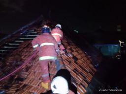 Rumah di Simokerto Surabaya Terbakar, Sempat Terdengar 2 Kali Ledakan