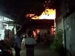 Rumah di Tegal Besar Jember Terbakar, Warga Berlarian Selamatkan Diri