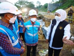 Gubernur Khofifah Optimistis Pemasangan SKTT 15 KV Geliatkan Ekonomi Madura