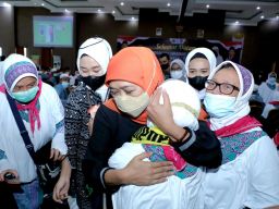 Sambut Kedatangan Jemaah Haji, Khofifah Pantau Langsung Skrining Kesehatan