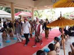 Gelaran Ritual 1 Suro, Mas Dhito Ikuti Kirab di Pamuksan Sri Aji Joyoboyo