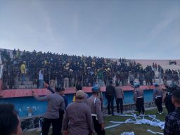 Laga Deltras Sidoarjo Vs Gresik United Sempat Ricuh, Polisi Turun ke Lapangan