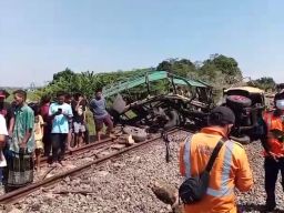 Truk Tertabrak KA Logawa di Sumobito Jombang, 3 Orang Terluka