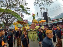 Memaknai 1 Muharram, Warga Ponorogo Larung Sesaji di Telaga Ngebel