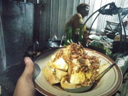 Menikmati Kelezatan Lontong Tahu Mbah Katinem Bojonegoro, Berjualan Sejak 1970