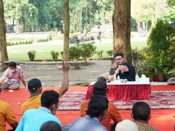 Minta Maaf Soal Perbaikan Jalan, Mas Dhito: Kalau 2023 Masih Rusak Jewer Saya