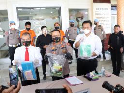 Tangkap 2 Tersangka di Banyuwangi, Polisi Sita Hampir 1 Kg Sabu