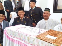 Full Senyum! Kakek 6 Cucu Ikut Nikah Massal HUT Bhayangkara di Polres Jombang