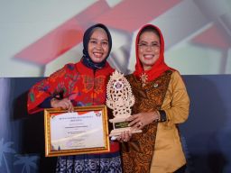 Sukses Kembangkan Koperasi di Kota Mojokerto, Ning Ita Raih Penghargaan