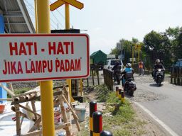 Cegah Kecelakaan di Perlintasan, Pemkab Kediri Gencar Pemasangan Palang Pintu