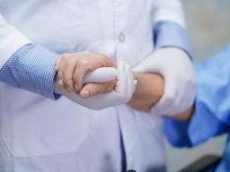 Sudah Booster, Hipertensi Tetap Bisa Tingkatkan Risiko Parah Covid-19