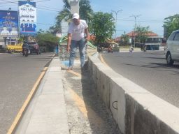 Sempat Diprotes Warga, Pembatas Jalan di Pamekasan Akhirnya Dibongkar