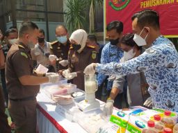 Kejari Lamongan Blender Sabu dan Ganja, Lalu Hancurkan Ponsel hingga Bakar Rokok