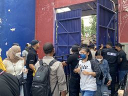 Tiket Online di Stadion Brawijaya Kediri Terkendala, Penonton Terobos Barikade