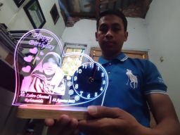 Ukir Kotak Musik dengan Karakter Wajah, Pemuda di Jombang Raup Untung