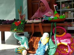 Belajar dari YouTube, Emak-emak di Jombang Hasilkan Cuan dari Kain Rajutan