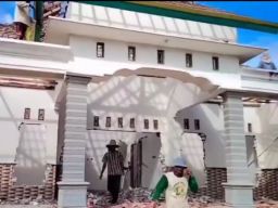 Bercerai dengan Istri, Pria di Pamekasan Robohkan Rumah Pakai Alat Berat