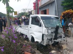 Pikap Tersambar KA di Lamongan, Terseret hingga 20 Meter