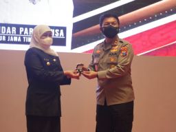 Gubernur Jatim Terima Pin Emas Kehormatan dari Kapolri
